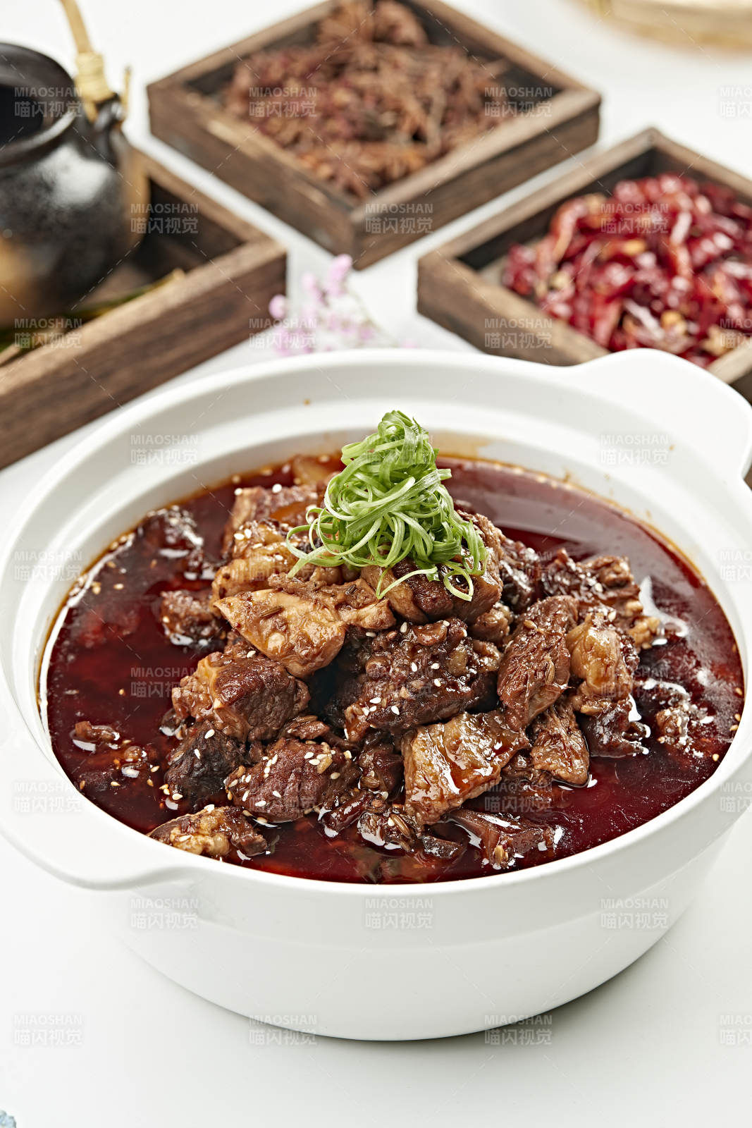 砂锅红油香辣烧牛腩图片