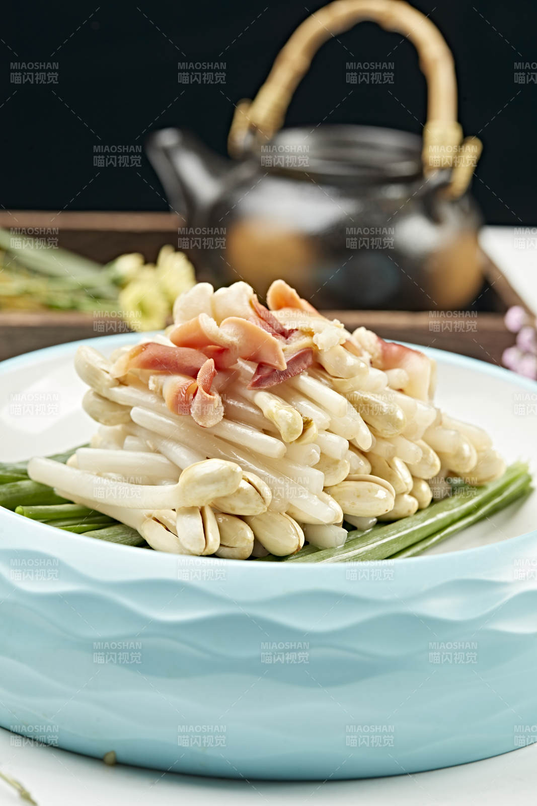 浇汁凉拌花生苗配北极贝尖图片