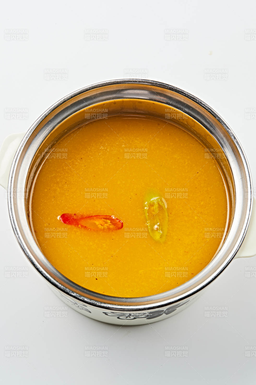 白色瓷盘装的的顶级肥牛切片图片