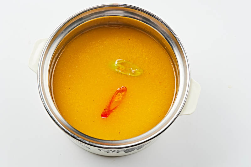 白色瓷盘装的的顶级肥牛切片图片