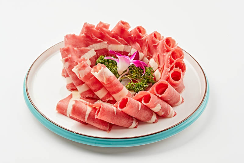 白色瓷盘装的的顶级肥牛切片图片