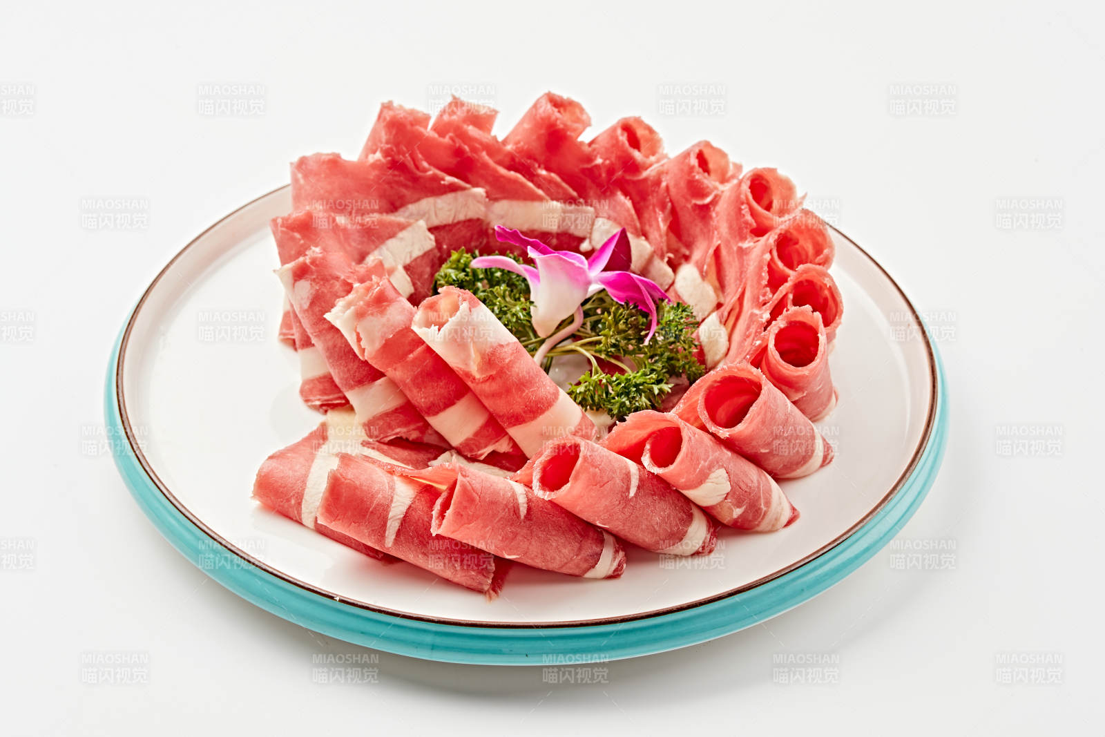 白色瓷盘装的的顶级肥牛切片图片