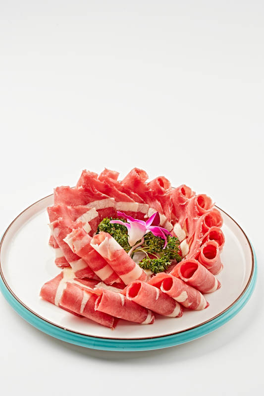 白色瓷盘装的的顶级肥牛切片图片