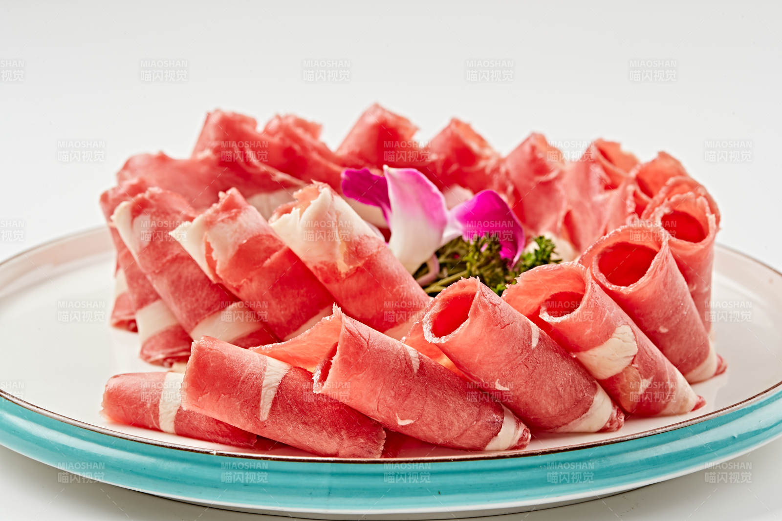 白色瓷盘装的的顶级肥牛切片图片