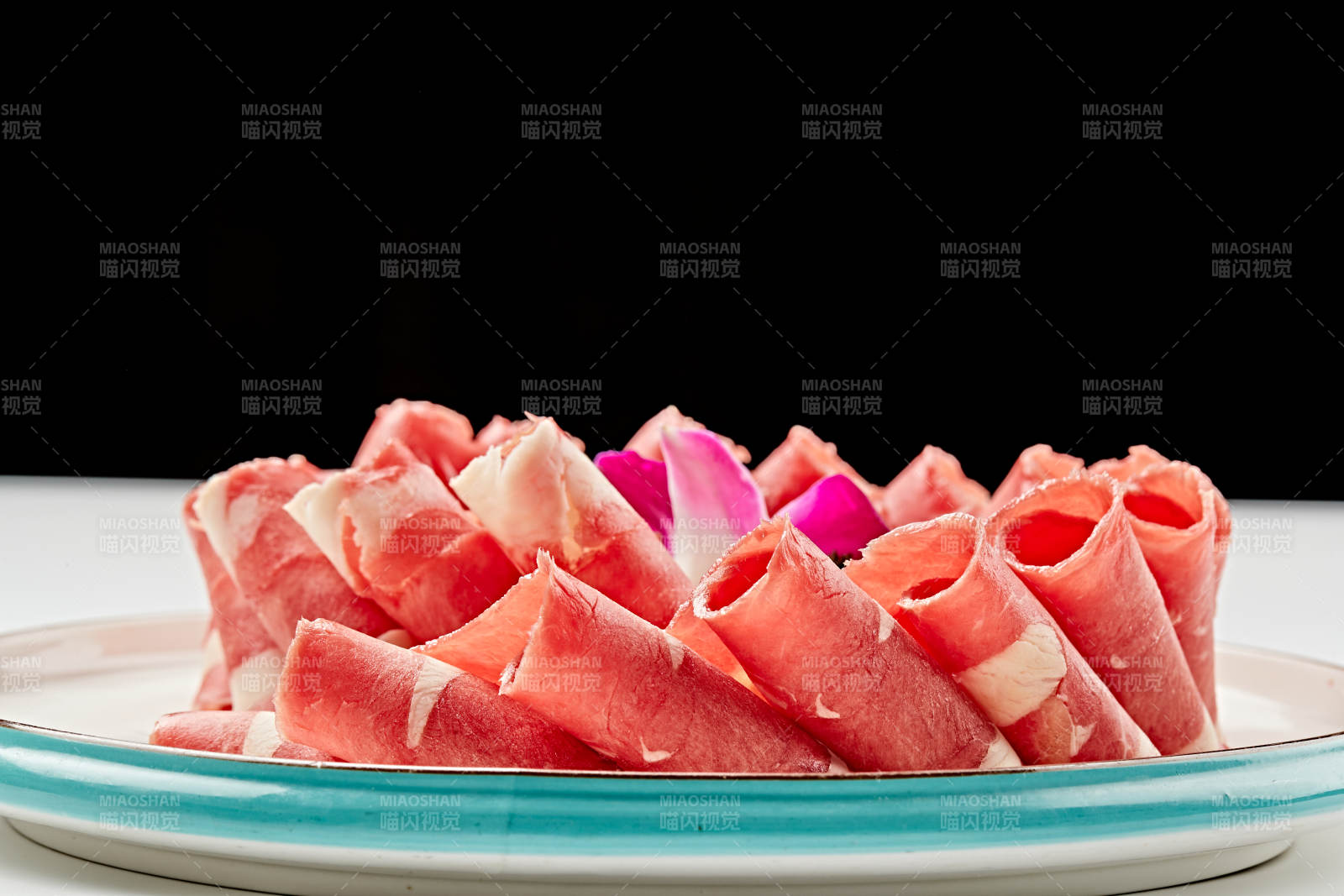 白色瓷盘装的的顶级肥牛切片图片