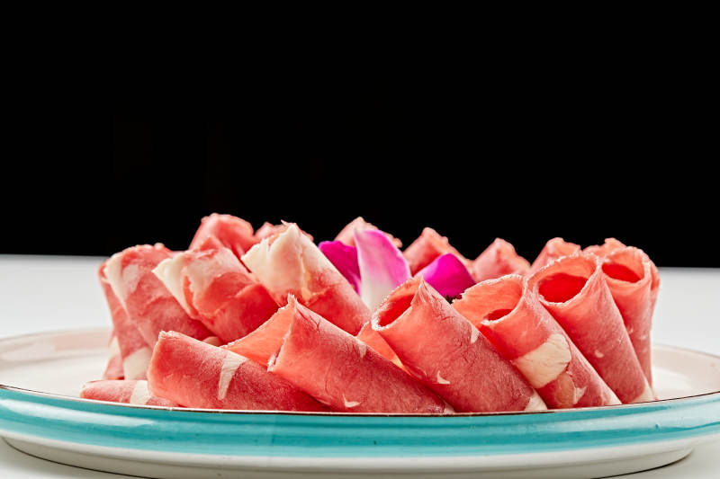 白色瓷盘装的的顶级肥牛切片图片