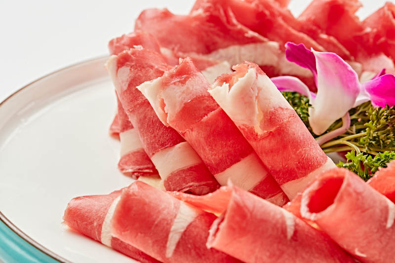 白色瓷盘装的顶级俄罗斯银鳕鱼切片图片