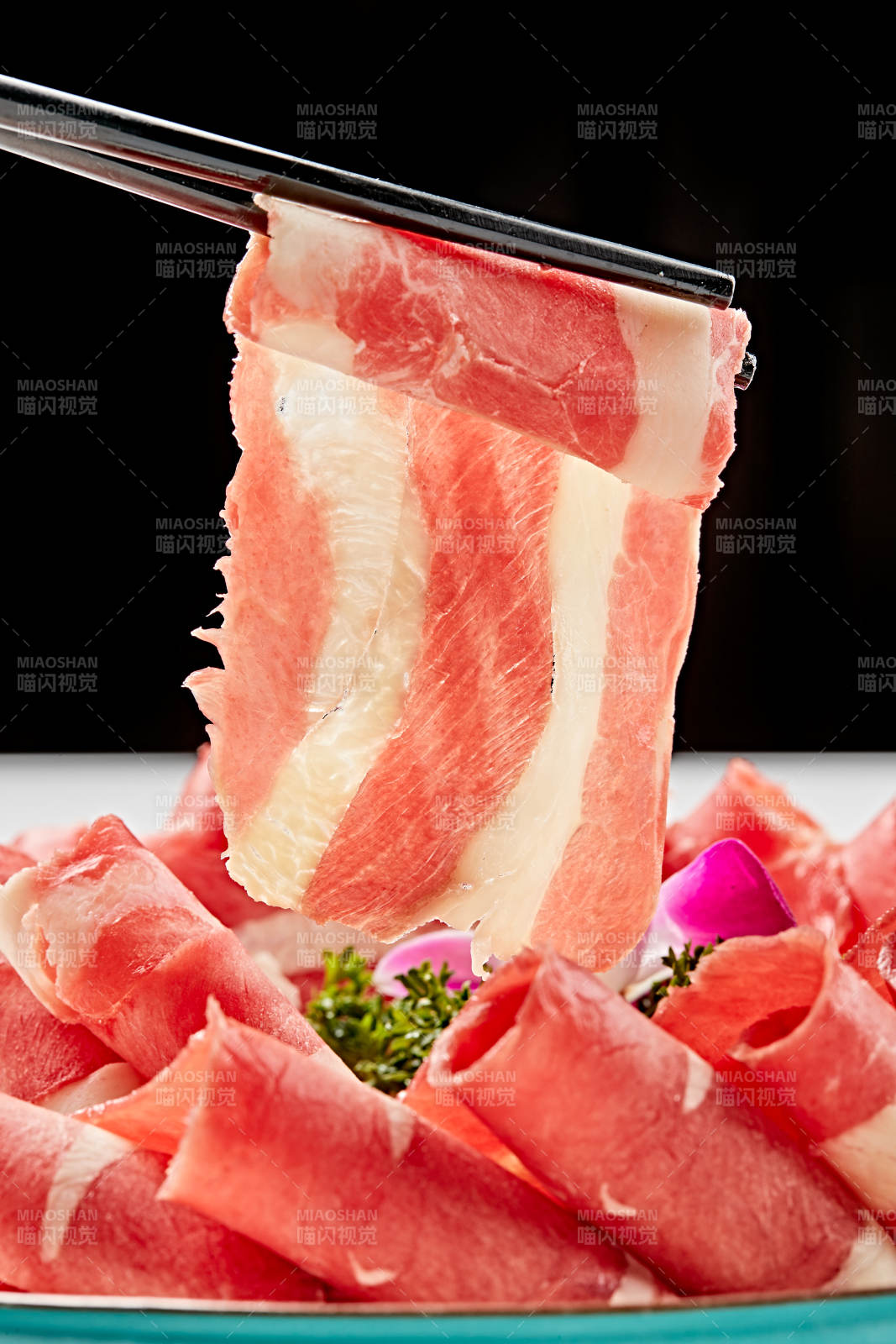 白色瓷盘装的顶级俄罗斯银鳕鱼切片图片