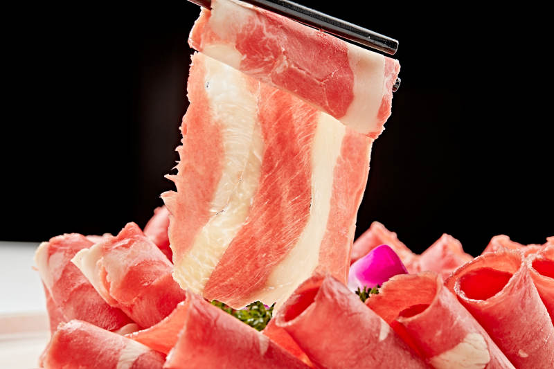 白色瓷盘装的顶级俄罗斯银鳕鱼切片图片