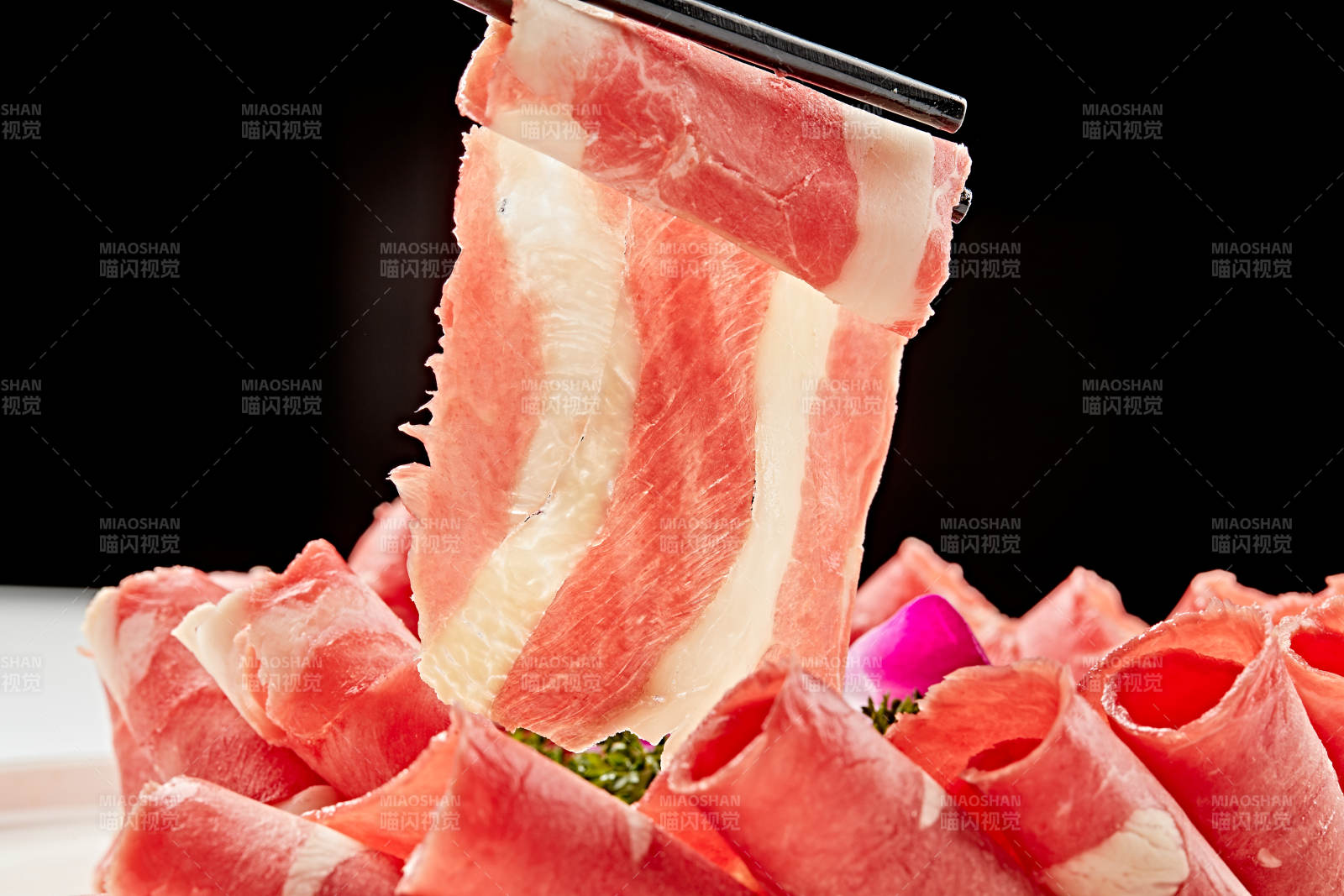 白色瓷盘装的顶级俄罗斯银鳕鱼切片图片