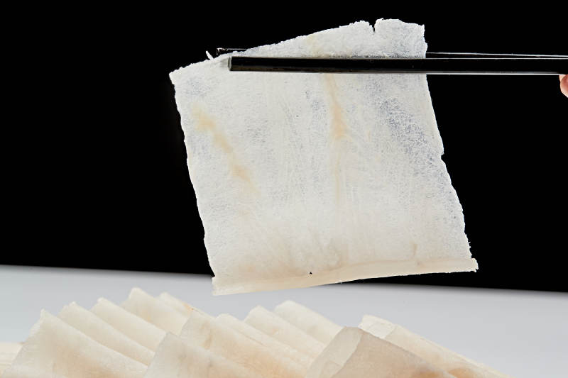 白色瓷盘装的的顶级肥牛切片图片