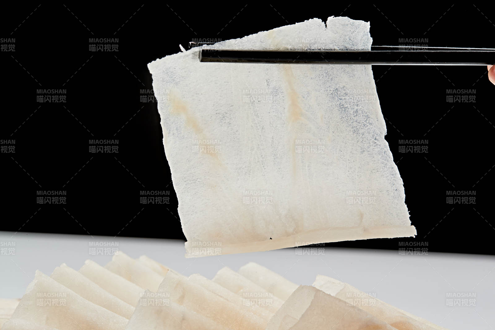 白色瓷盘装的的顶级肥牛切片图片