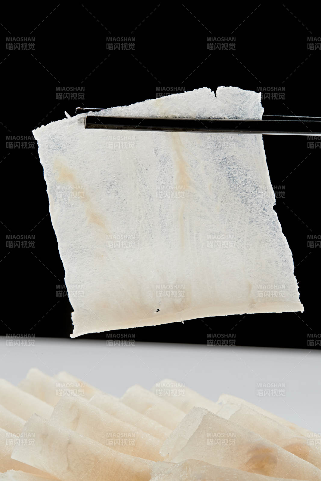 白色瓷盘装的的顶级肥牛切片图片