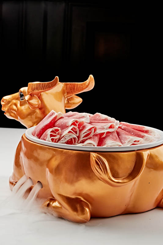 白色瓷盘装的的顶级肥牛切片图片