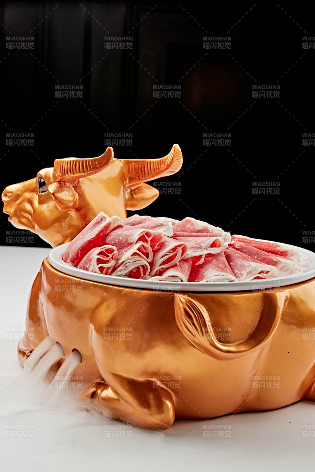 白色瓷盘装的的顶级肥牛切片图片