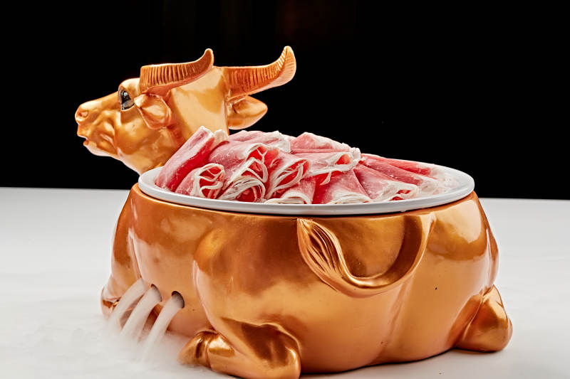 白色瓷盘装的的顶级肥牛切片图片