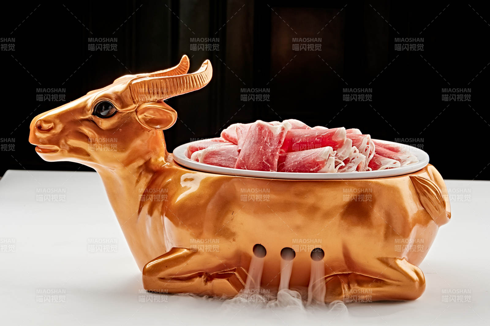 白色瓷盘装的的顶级肥牛切片图片