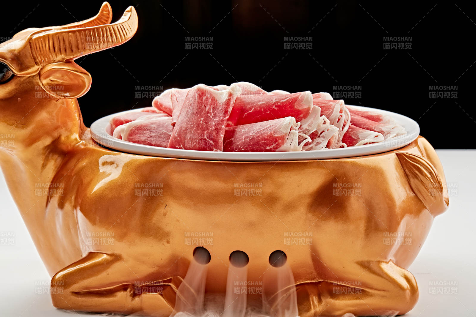 白色瓷盘装的的顶级肥牛切片图片