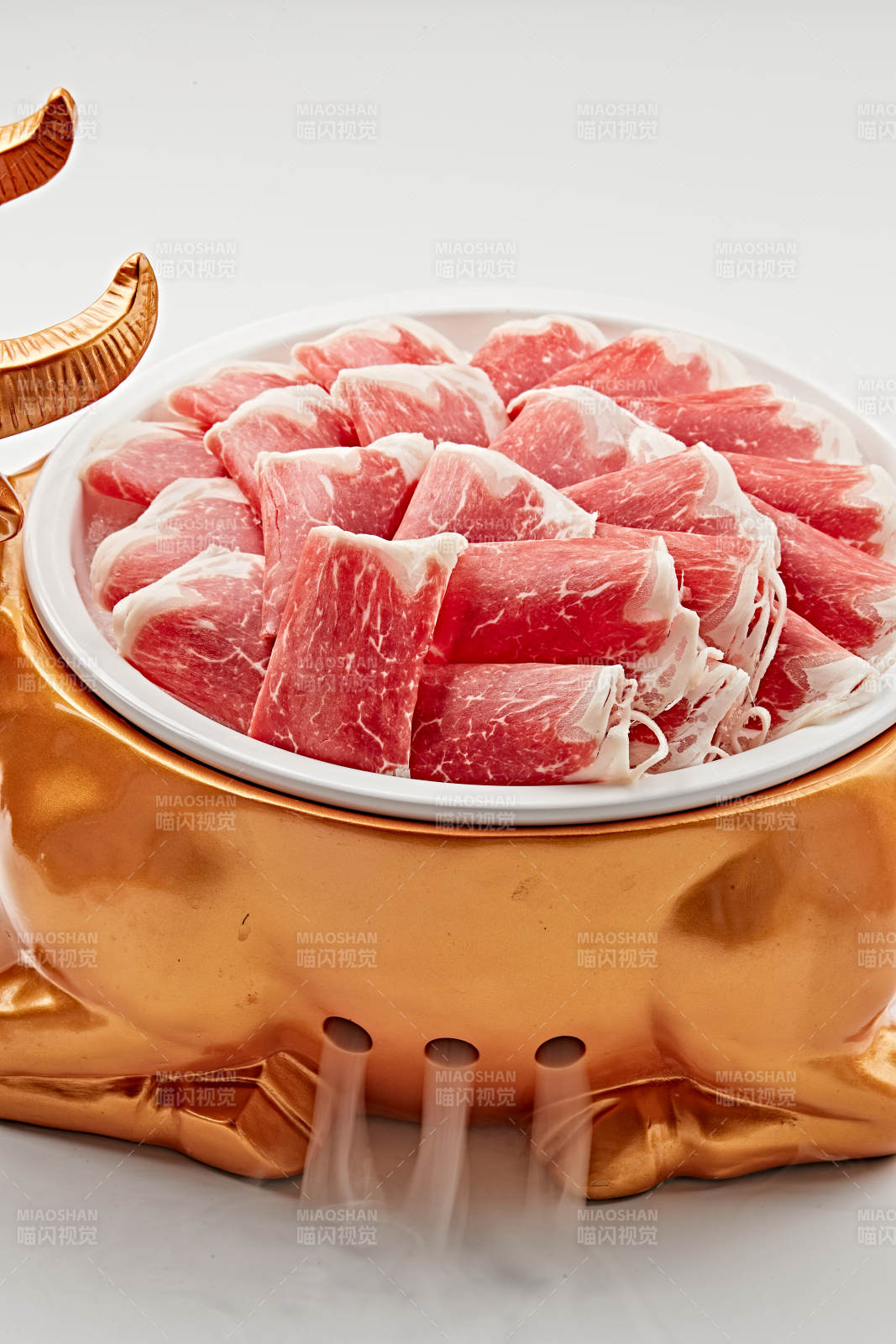 白色瓷盘装的的顶级肥牛切片图片