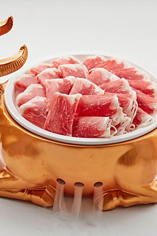 白色瓷盘装的的顶级肥牛切片图片