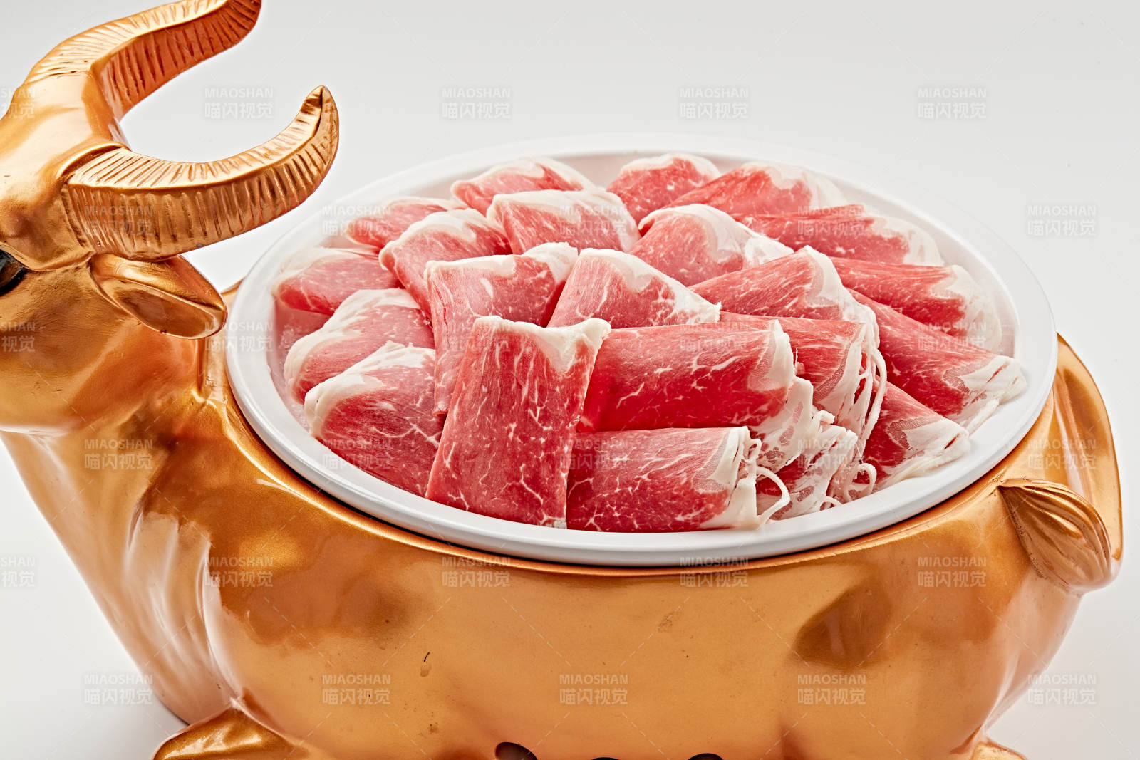 白色瓷盘装的的顶级肥牛切片图片