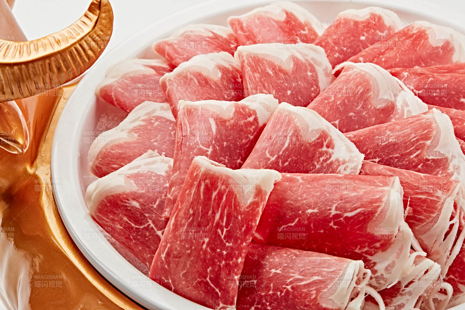 白色瓷盘装的的顶级肥牛切片图片
