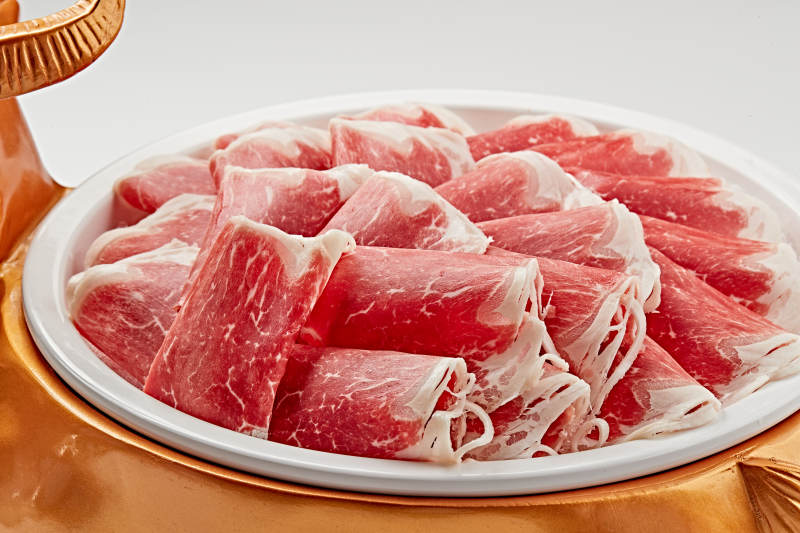 白色瓷盘装的的顶级肥牛切片图片