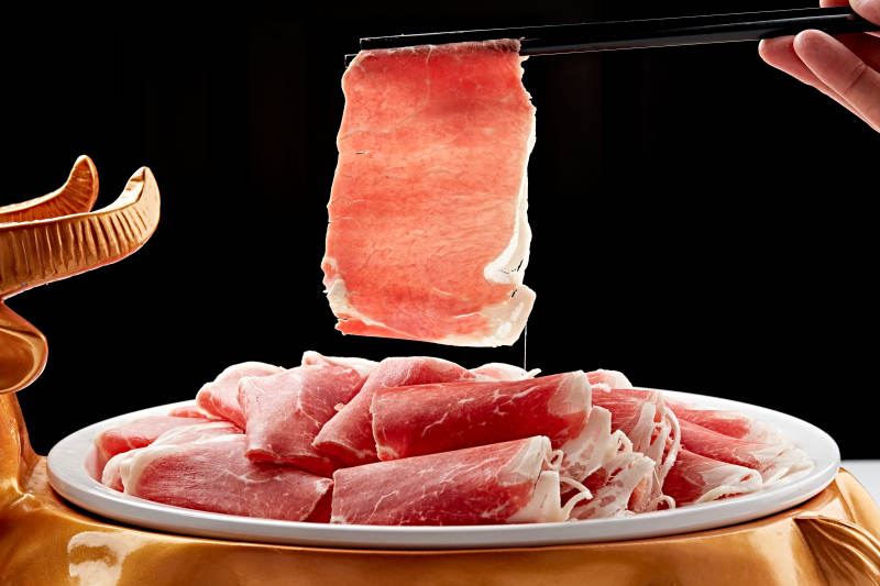 白色瓷盘装的的顶级肥牛切片图片