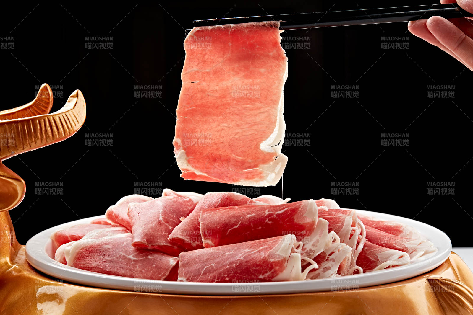 白色瓷盘装的的顶级肥牛切片图片