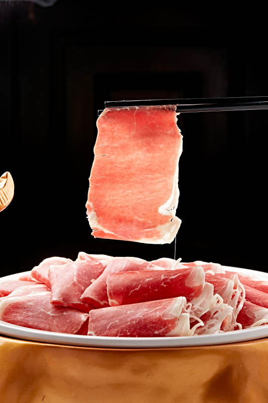 白色瓷盘装的的顶级肥牛切片图片