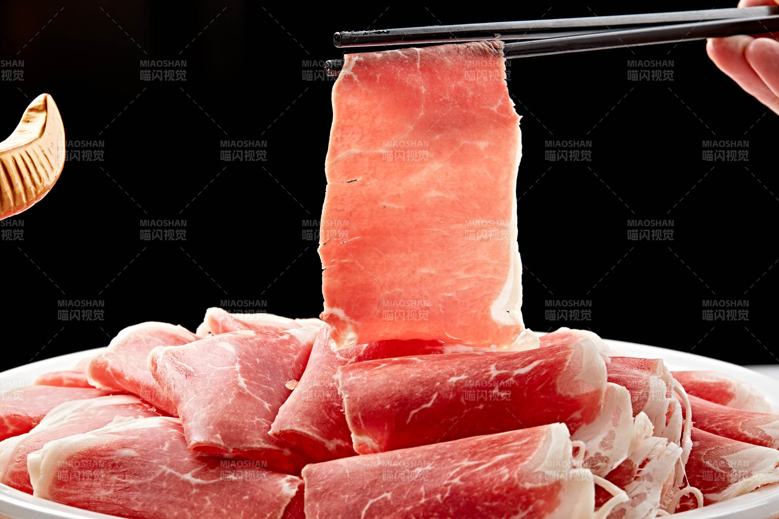 白色瓷盘装的的顶级肥牛切片图片