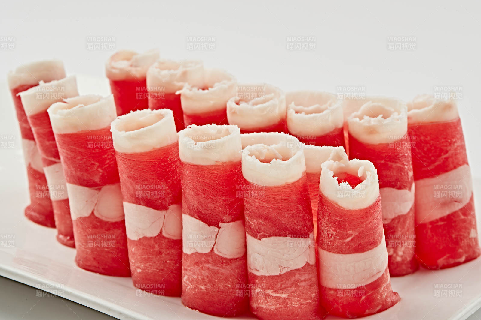 白色瓷盘装的的顶级肥牛切片图片