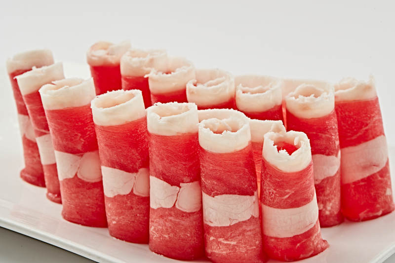 白色瓷盘装的的顶级肥牛切片图片