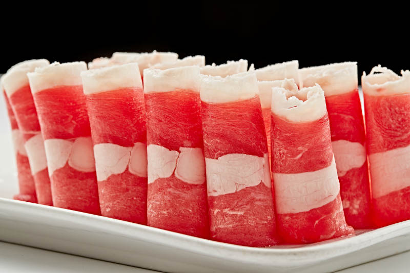 白色瓷盘装的的顶级肥牛切片图片