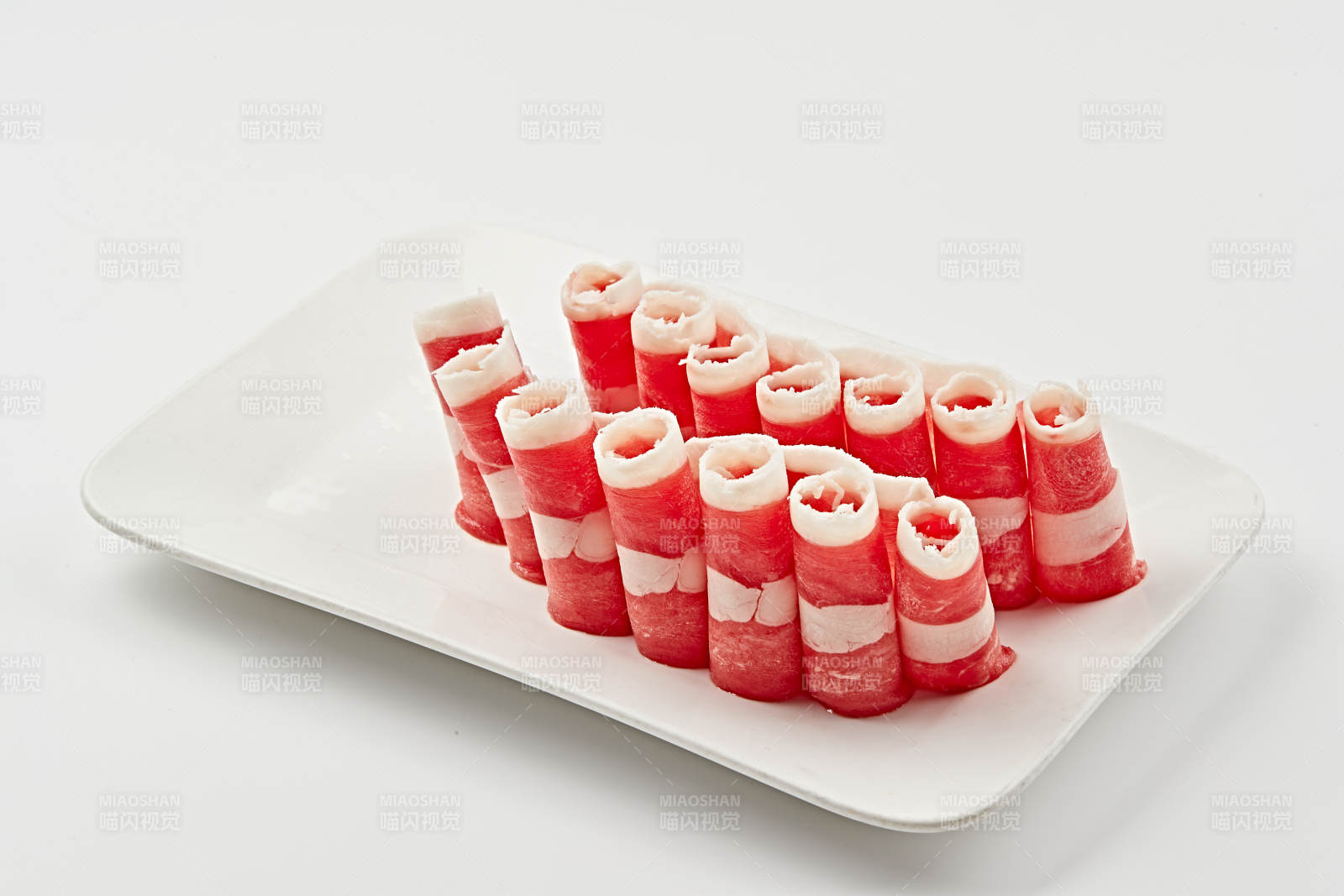 白色瓷盘装的的顶级肥牛切片图片