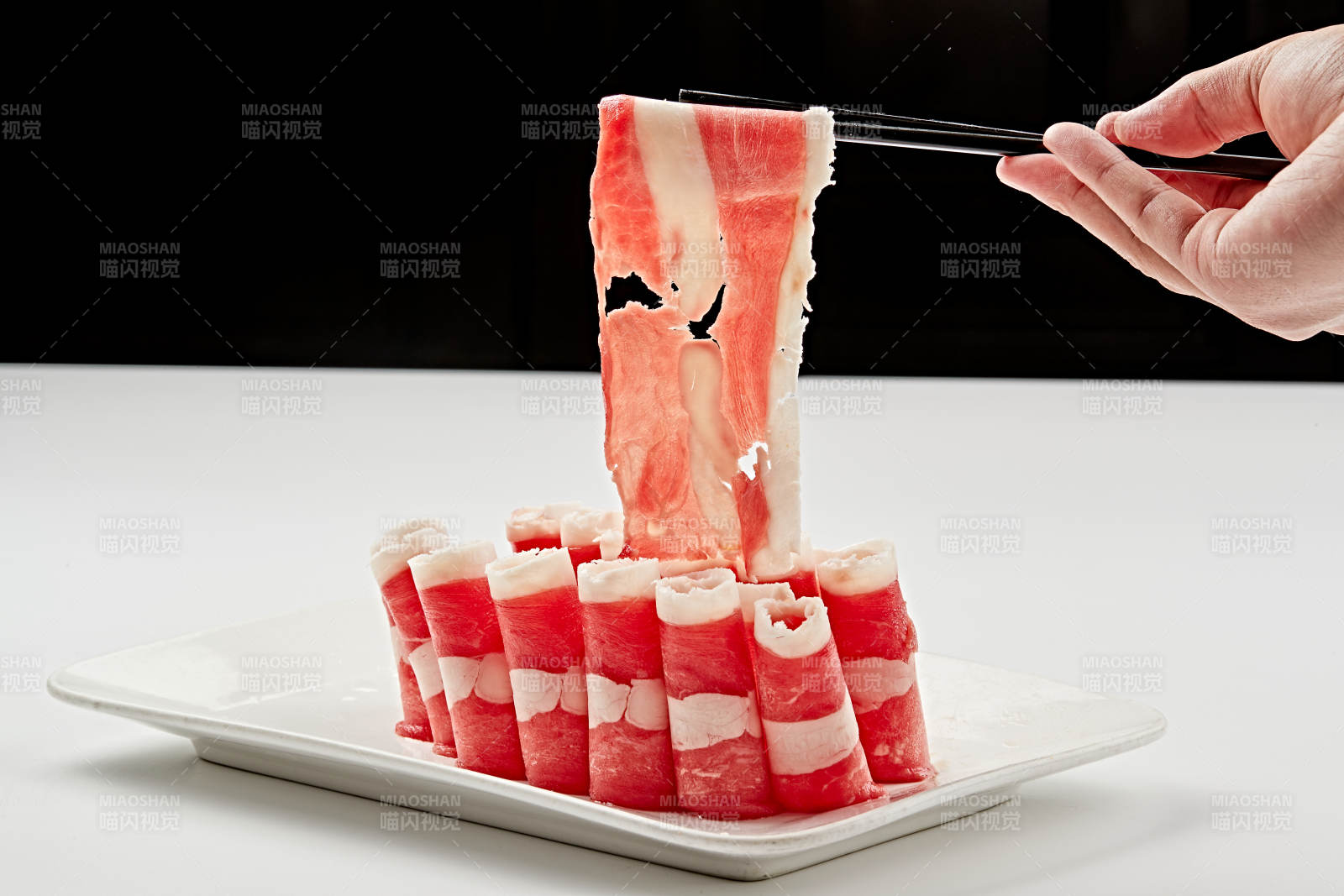 白色瓷盘装的的顶级肥牛切片图片