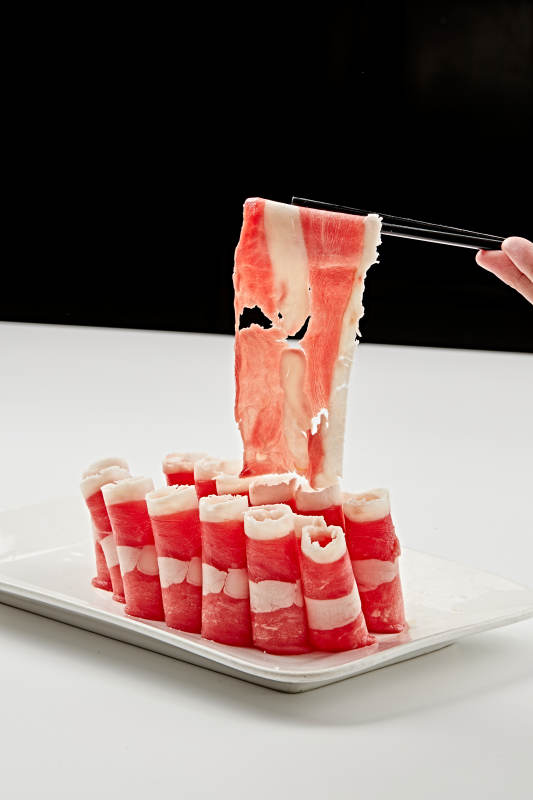 白色瓷盘装的的顶级肥牛切片图片