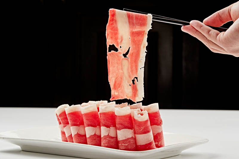 白色瓷盘装新鲜草原羔羊肉切片图片