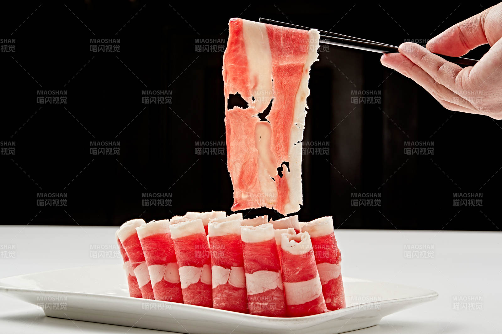 白色瓷盘装新鲜草原羔羊肉切片图片