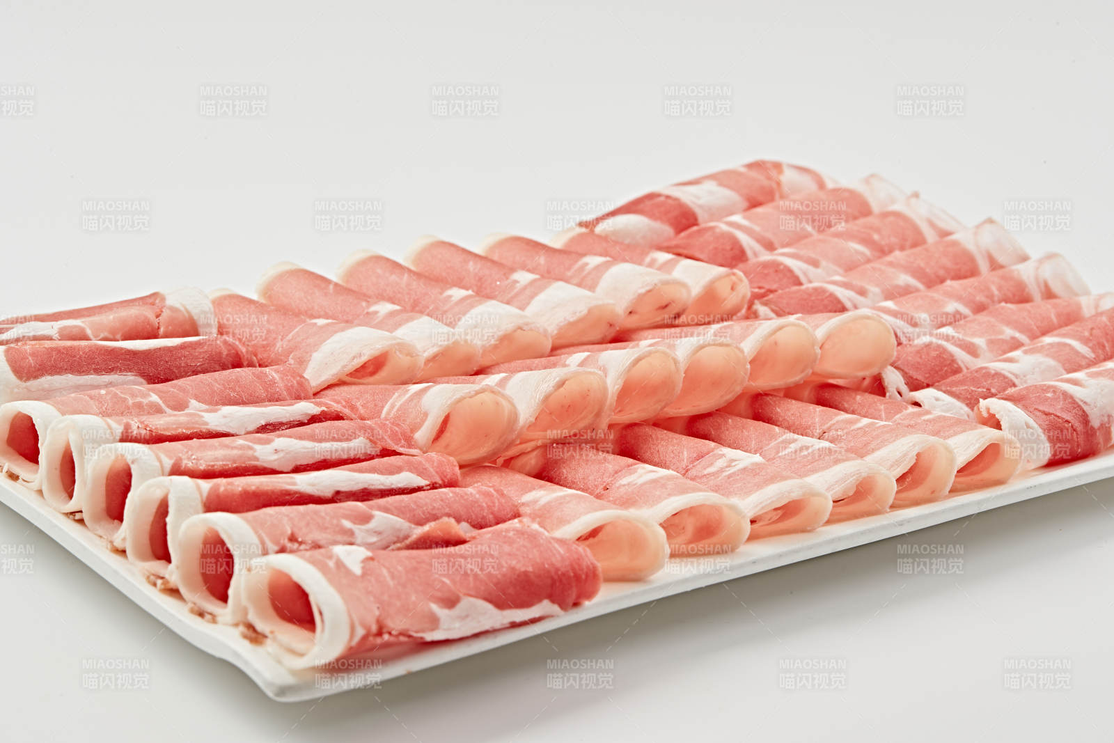 白色瓷盘装新鲜草原羔羊肉切片图片