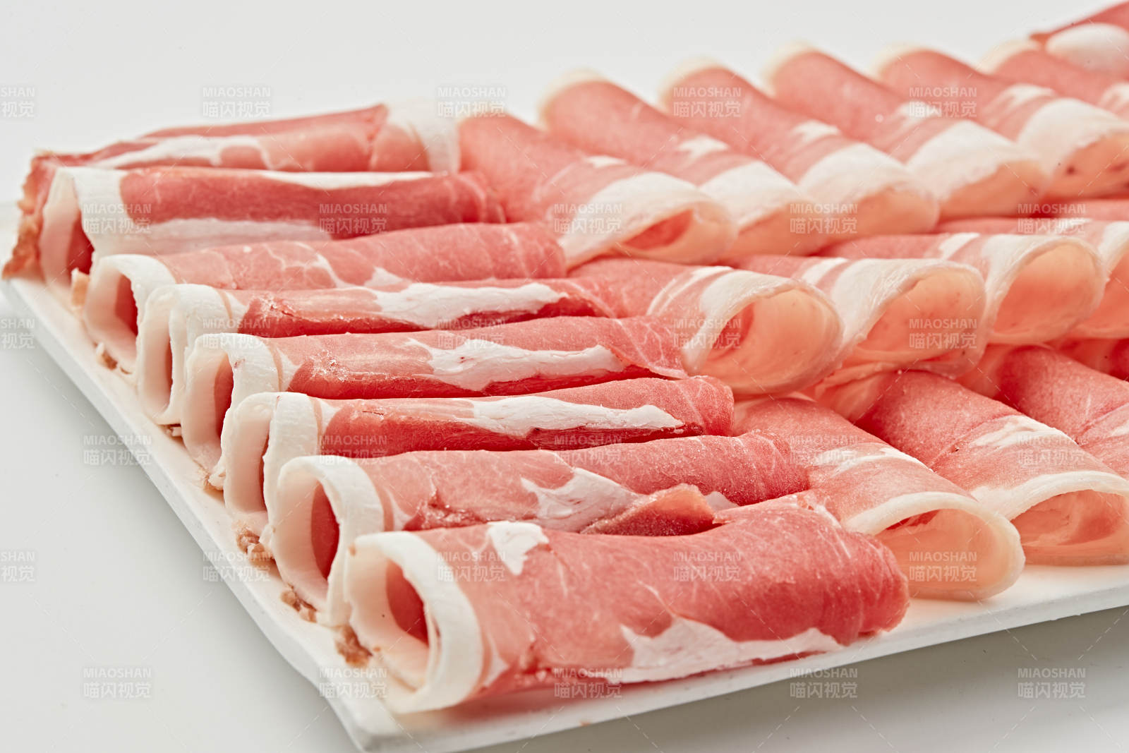 白色瓷盘装新鲜草原羔羊肉切片图片