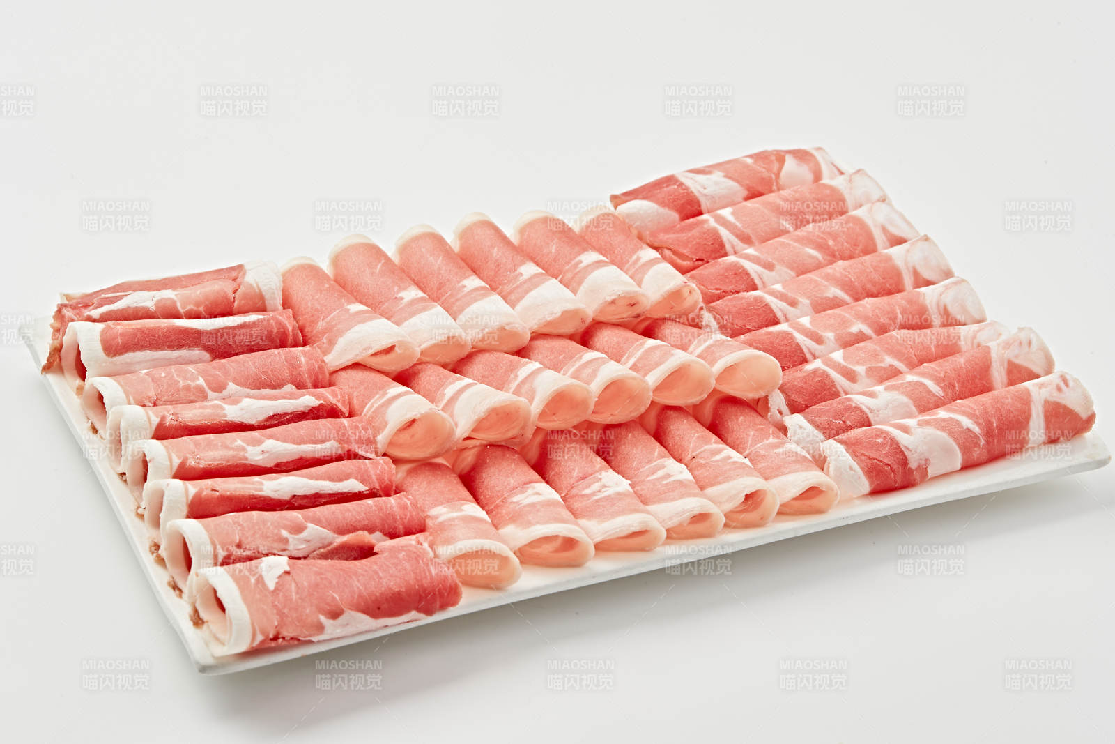 白色瓷盘装新鲜草原羔羊肉切片图片