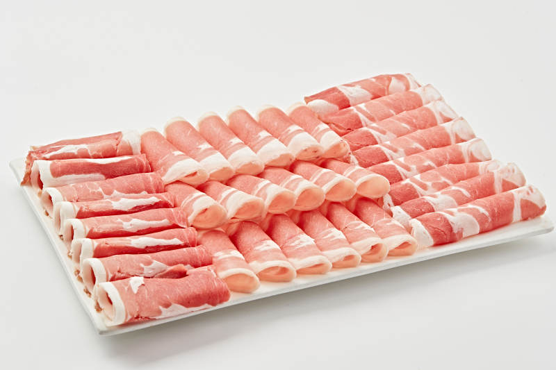 白色瓷盘装新鲜草原羔羊肉切片图片