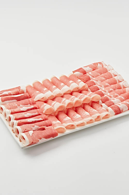 白色瓷盘装新鲜草原羔羊肉切片图片