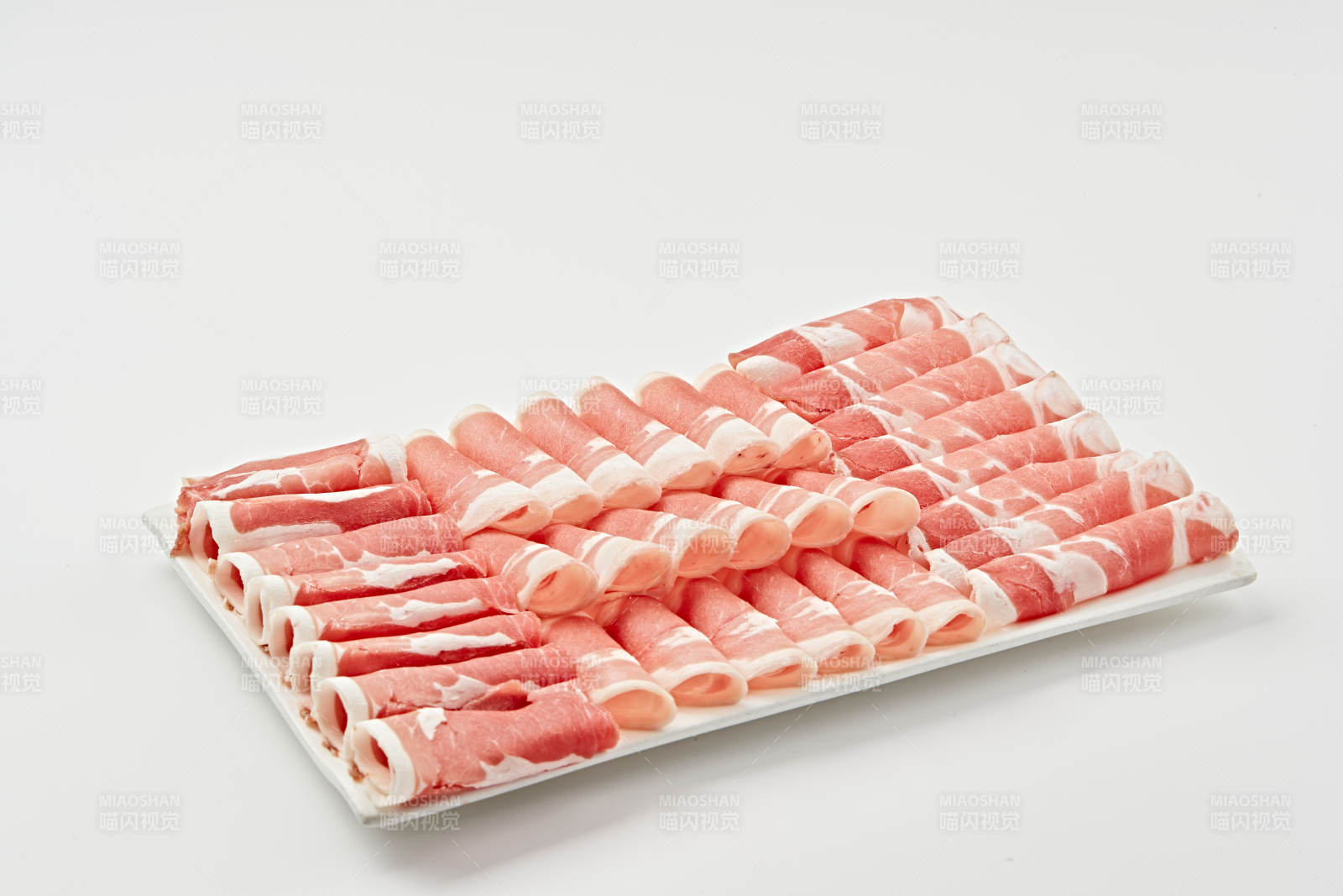 白色瓷盘装新鲜草原羔羊肉切片图片