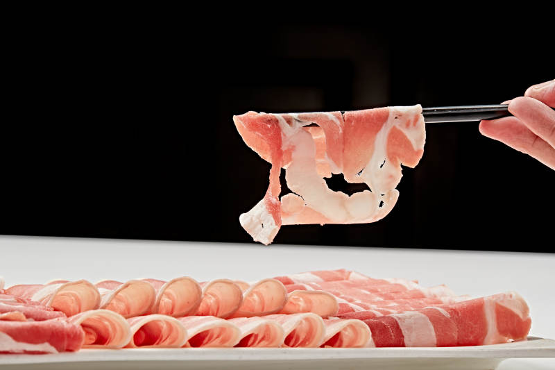 白色瓷盘装新鲜草原羔羊肉切片图片