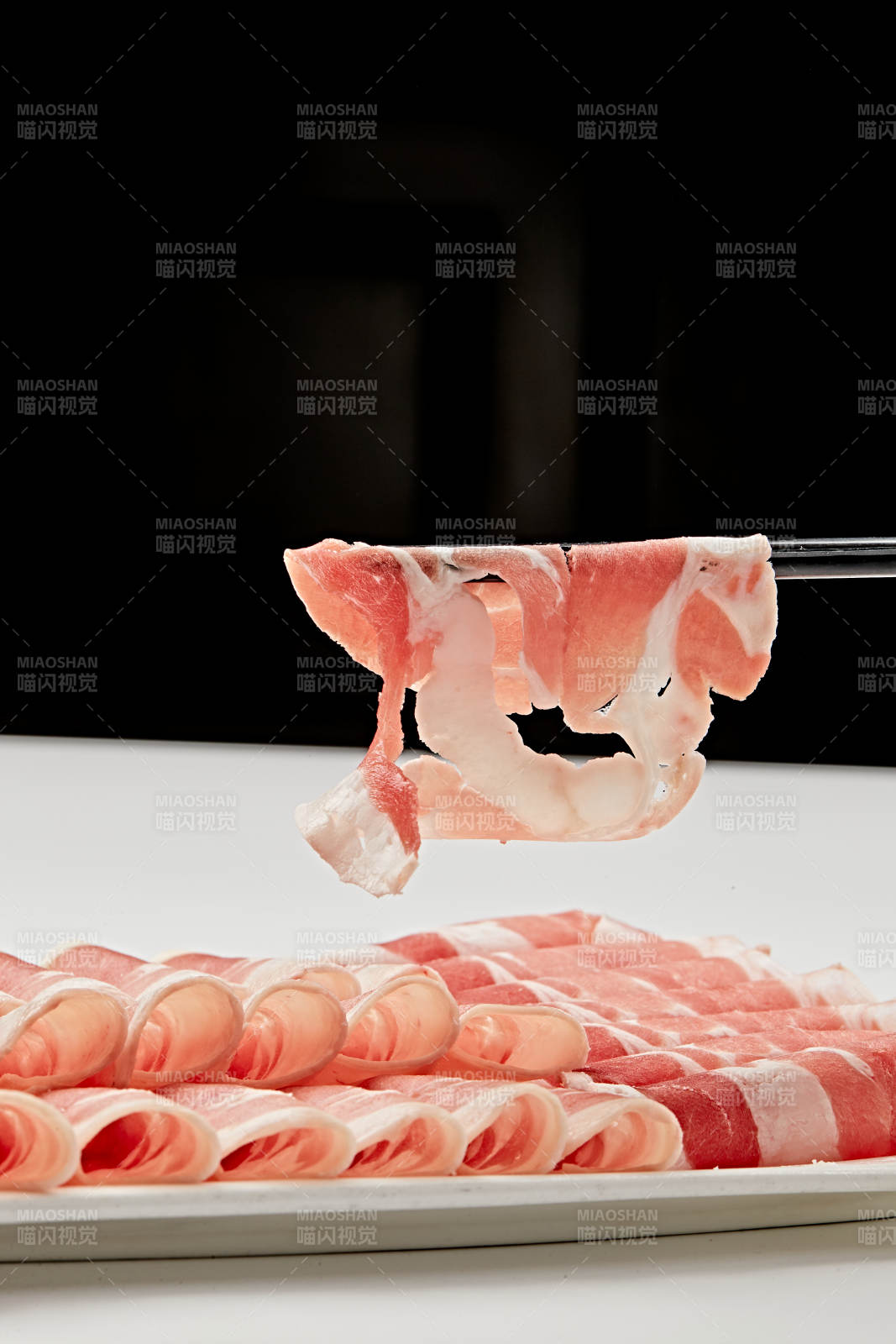 白色瓷盘装新鲜草原羔羊肉切片图片