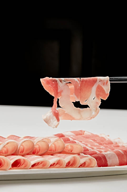 白色瓷盘装新鲜草原羔羊肉切片图片