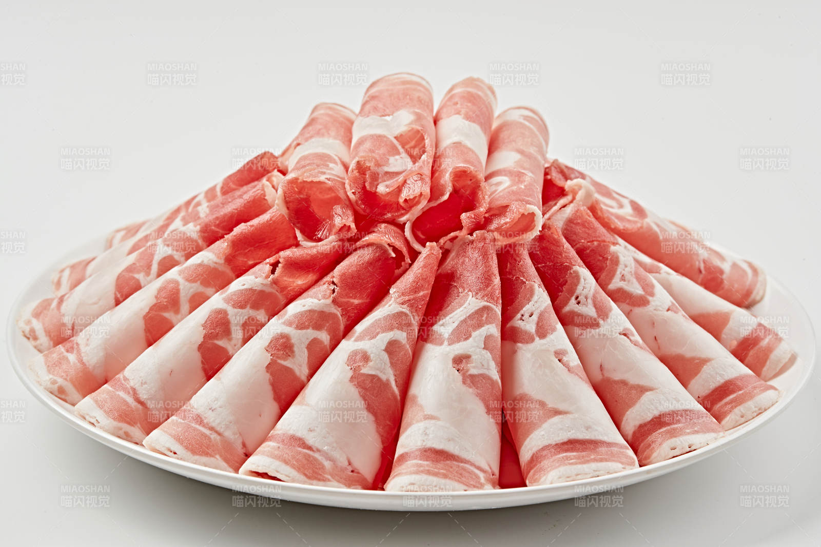 白色瓷盘装新鲜草原羔羊肉切片图片