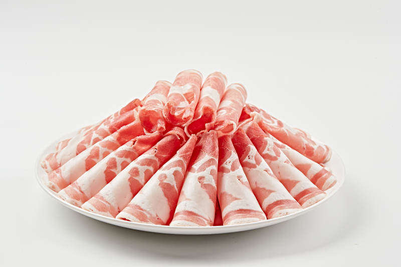 白色瓷盘装新鲜草原羔羊肉切片图片